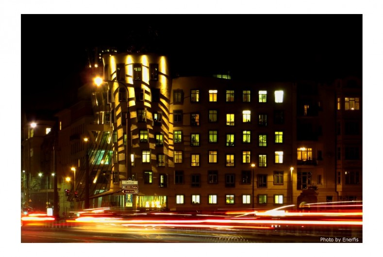 Tančící dům Praha Reference